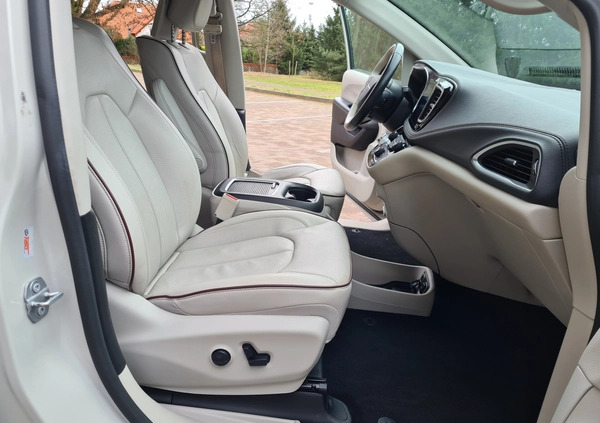 Chrysler Pacifica cena 119000 przebieg: 159000, rok produkcji 2017 z Góra małe 379